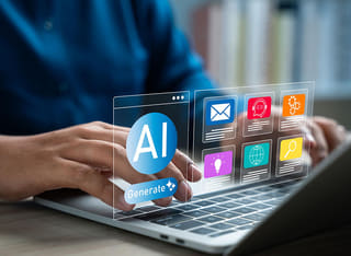 Principiante nel settore delle criptovalute che scopre i fondamenti della negoziazione automatica tramite intelligenza artificiale