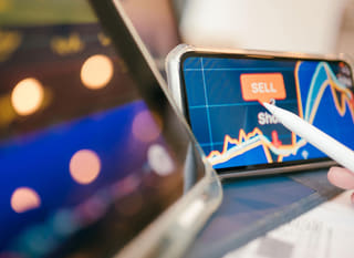Operatore finanziario che esamina opportunità di trading su Bitcoin, Ethereum e mercati valutari